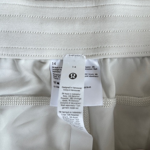 Lululemon Softstreme High-Rise Straight-Leg Cropped Pant 24 - Picture 8 of 10